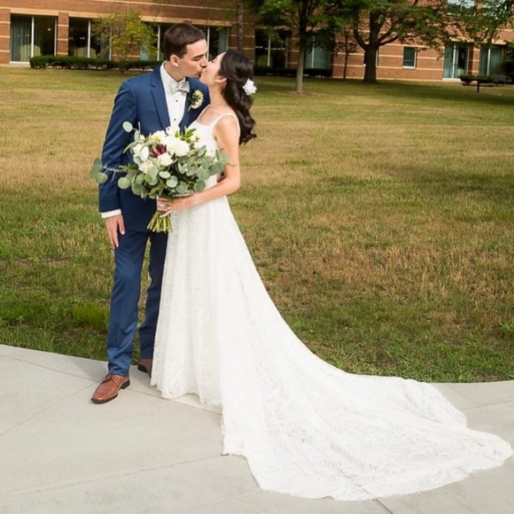 Made with Love Lace Wedding Gown (Ivory Size 2) - Picture 2 of 16